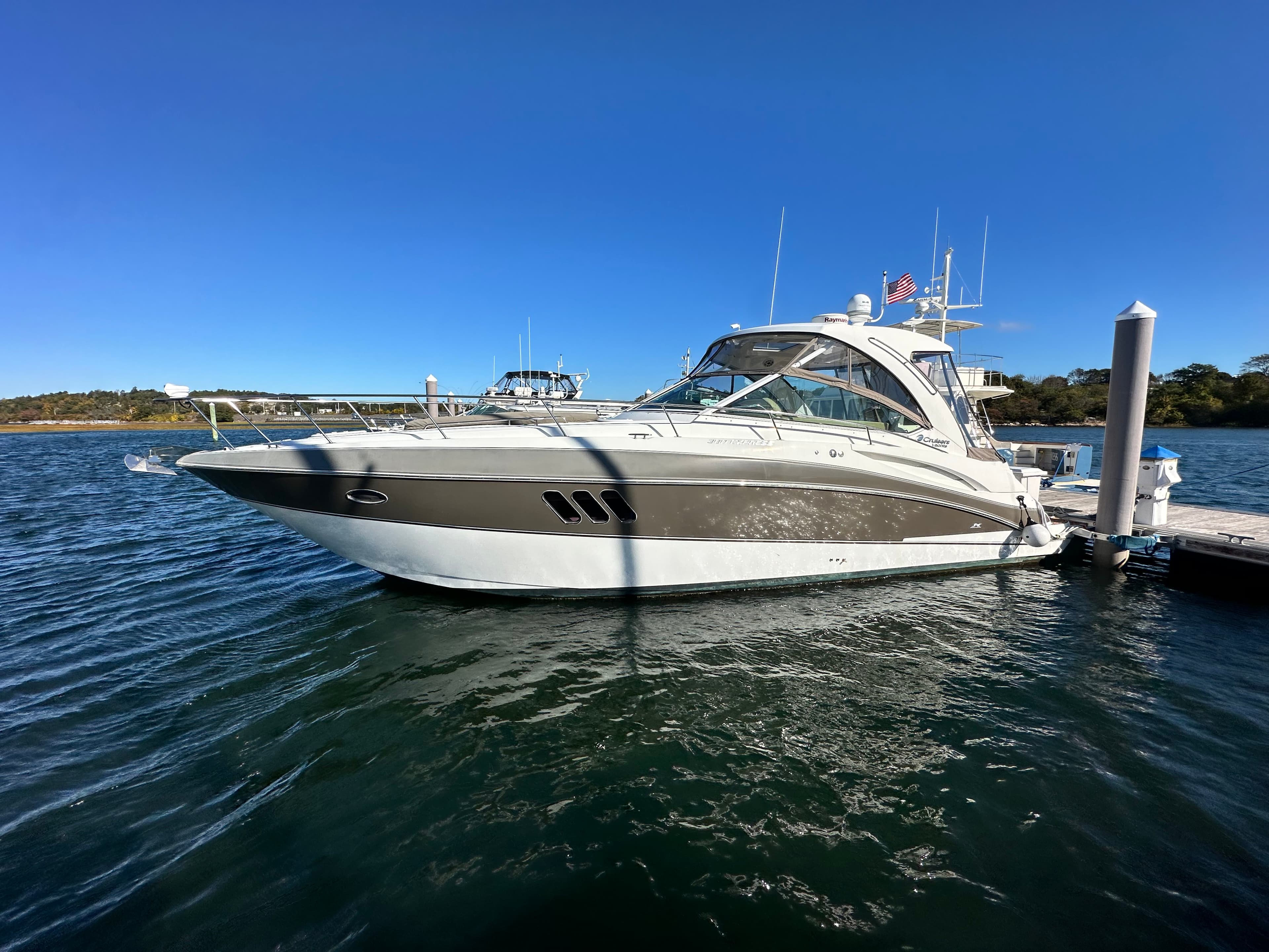 2014 Cruisers Yachts 380 Express a la venta en Danvers, Massachusetts Express Cruiser 2