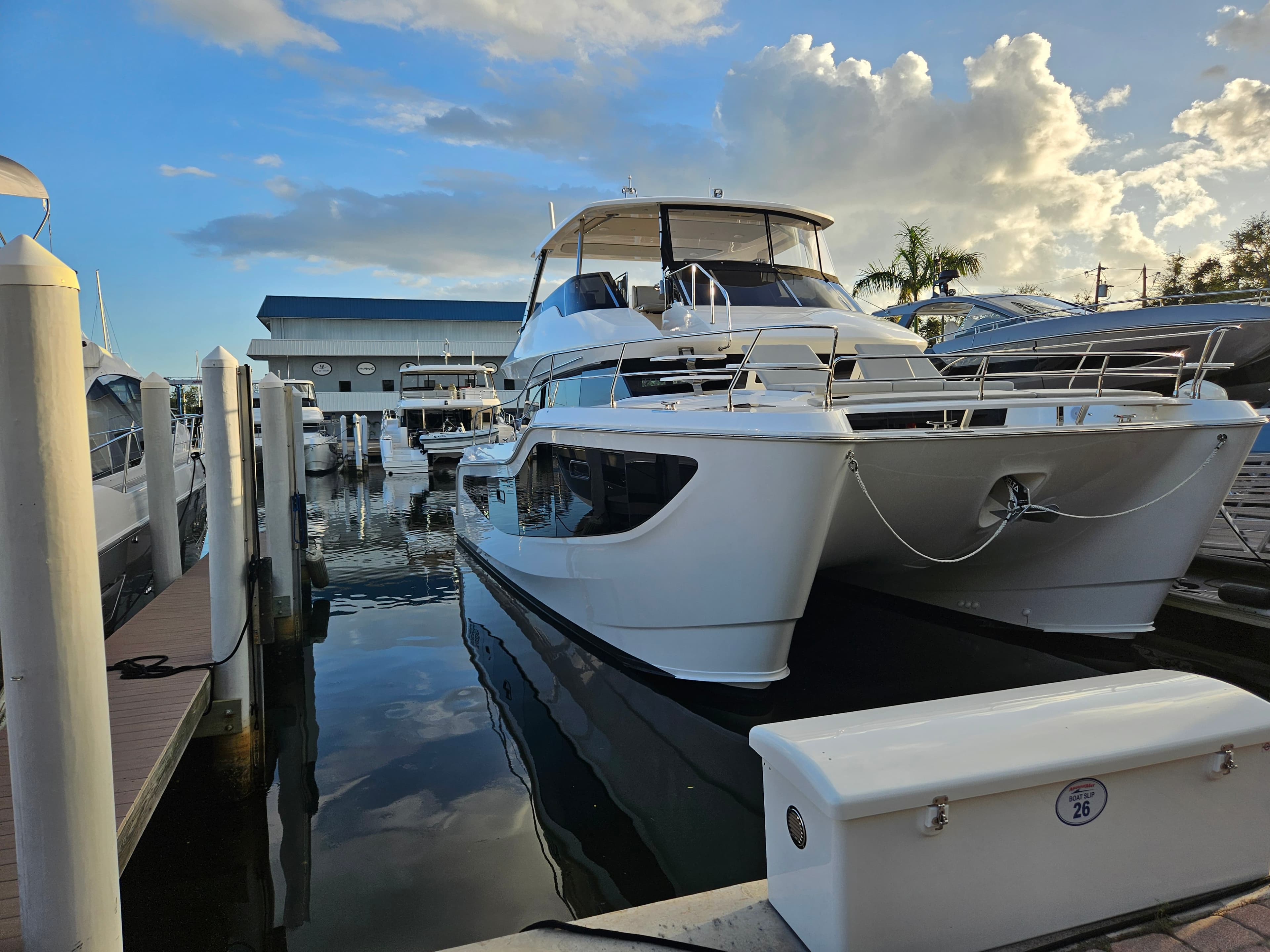 2026 Aquila 46 Yacht en exposición en Lake Hopatcong, NJ Power Catamarans