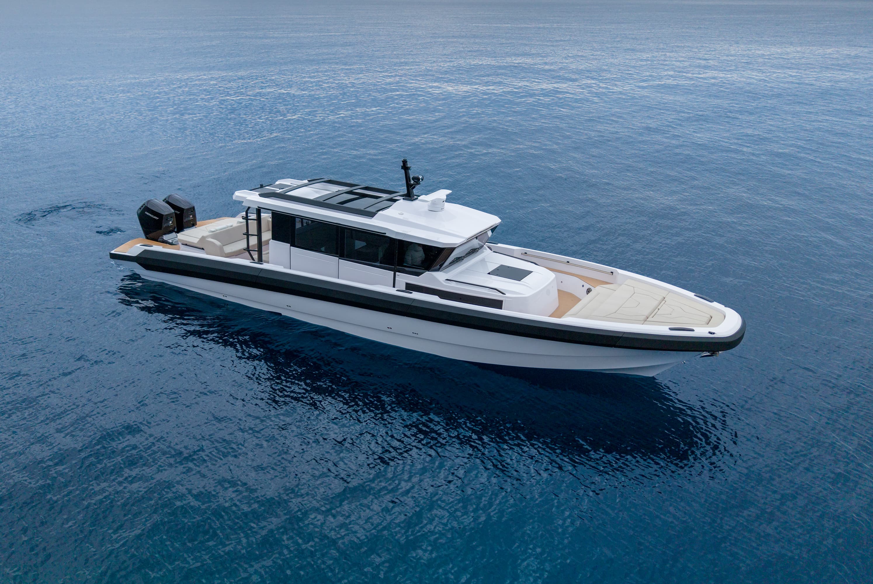 2027 Technohull XPD 46 ausgestellt in Miami Beach, Florida High Performance