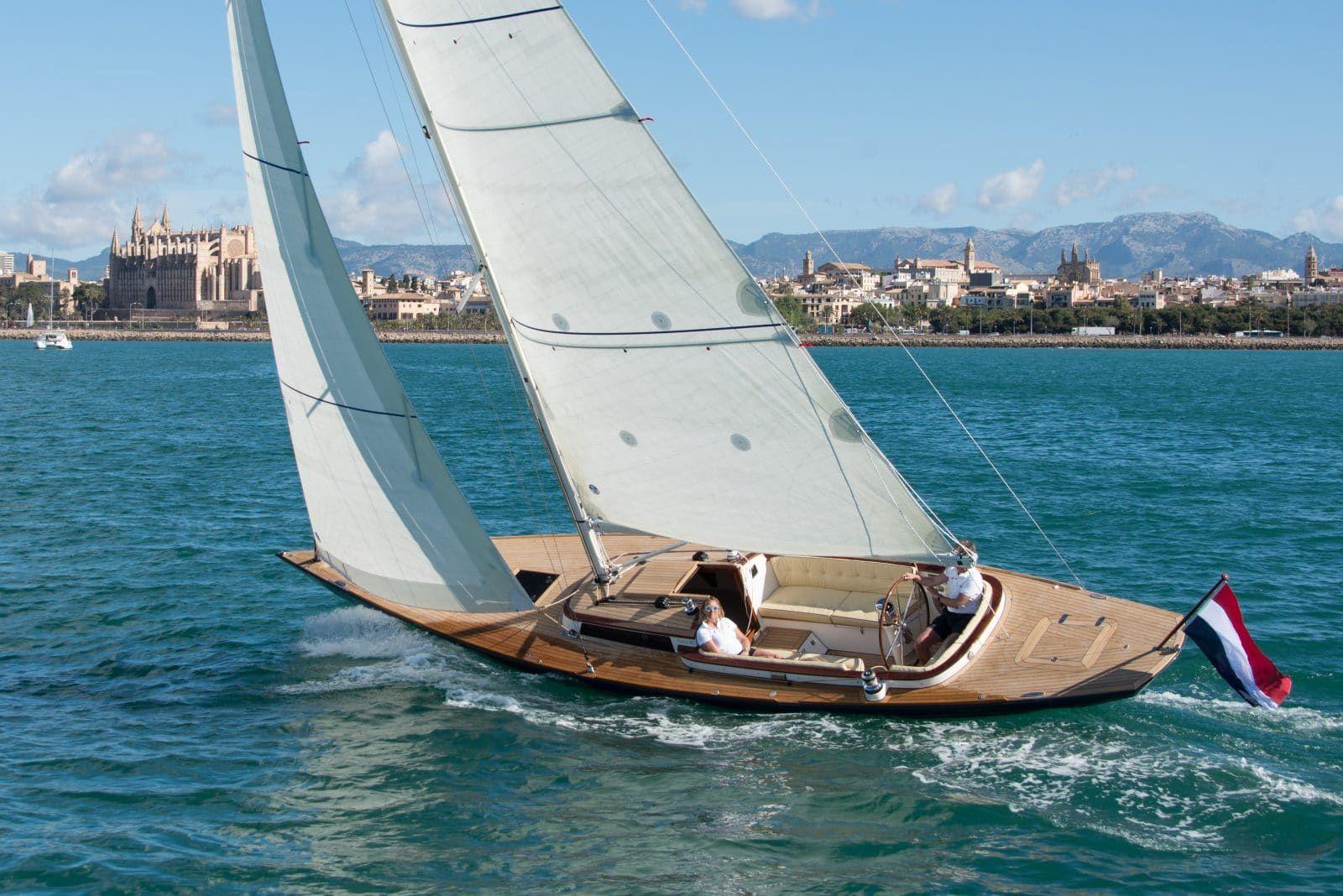 Eagle-38-daysailer-for-single-handed-sailing-with-all-controls-at-steering-position-1600x1068.jpg