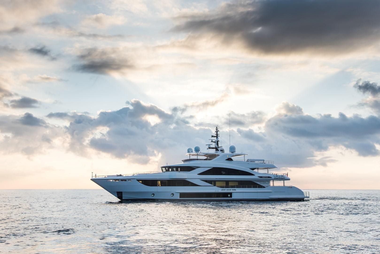 Majesty Yachts 140