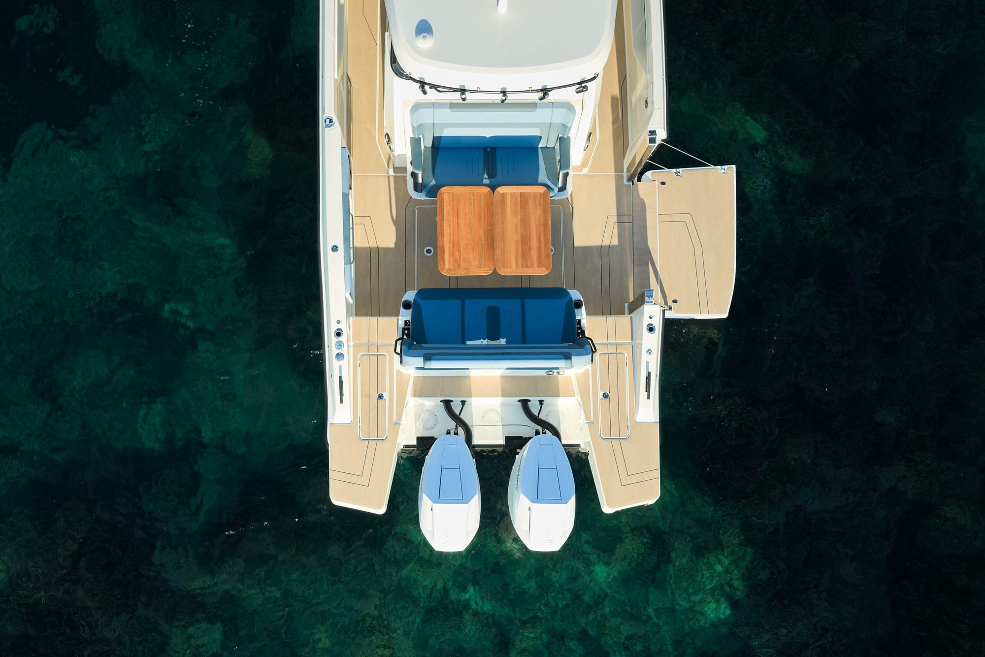 The C38 from directly above, over a green seabed