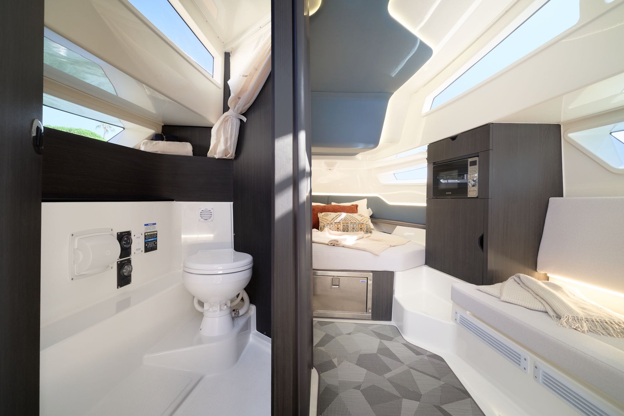 The cabin with the head compartment
