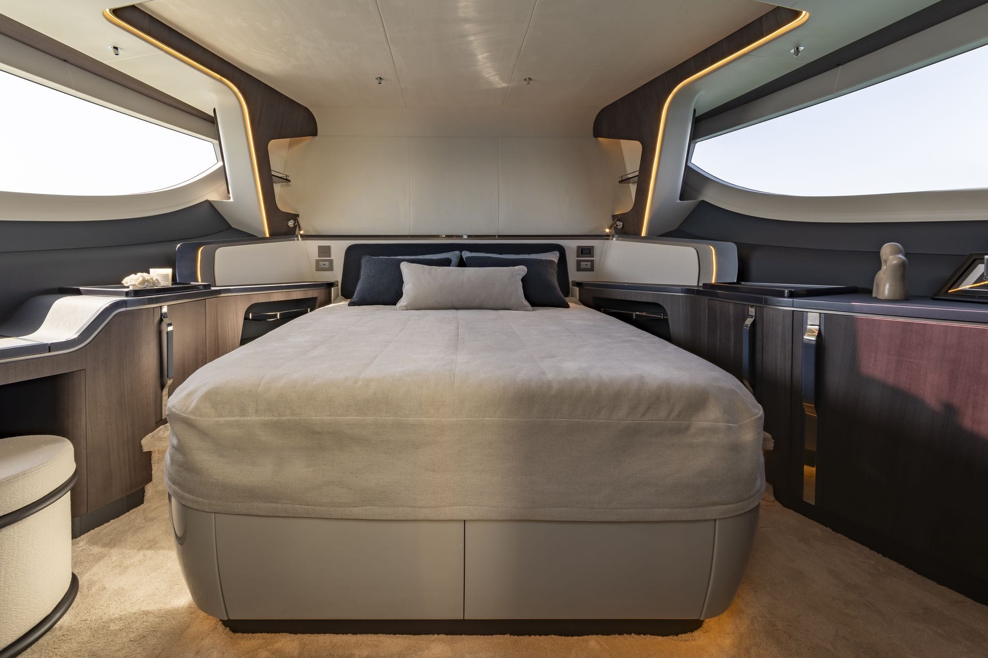 The full-beam master cabin